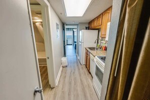 Geladeira, micro-ondas, cafeteira/chaleira, torradeira