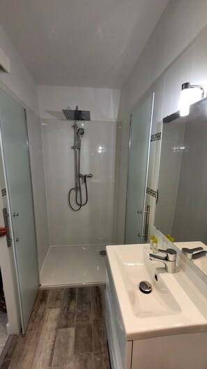 Douche, sèche-cheveux, serviettes fournies, savon