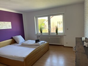 Business-Apartment, 2 Schlafzimmer, 1 Wohnzimmer | 2 Schlafzimmer, Schreibtisch, kostenloses WLAN
