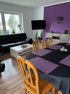 Business-Apartment, 2 Schlafzimmer, 1 Wohnzimmer | Wohnbereich | 56-Zoll-Fernseher mit Digitalempfang