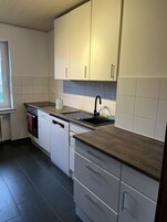 Business-Apartment, 2 bed rooms, 1 living room | Private kitchen | Fridge, microwave, oven, dishwasher