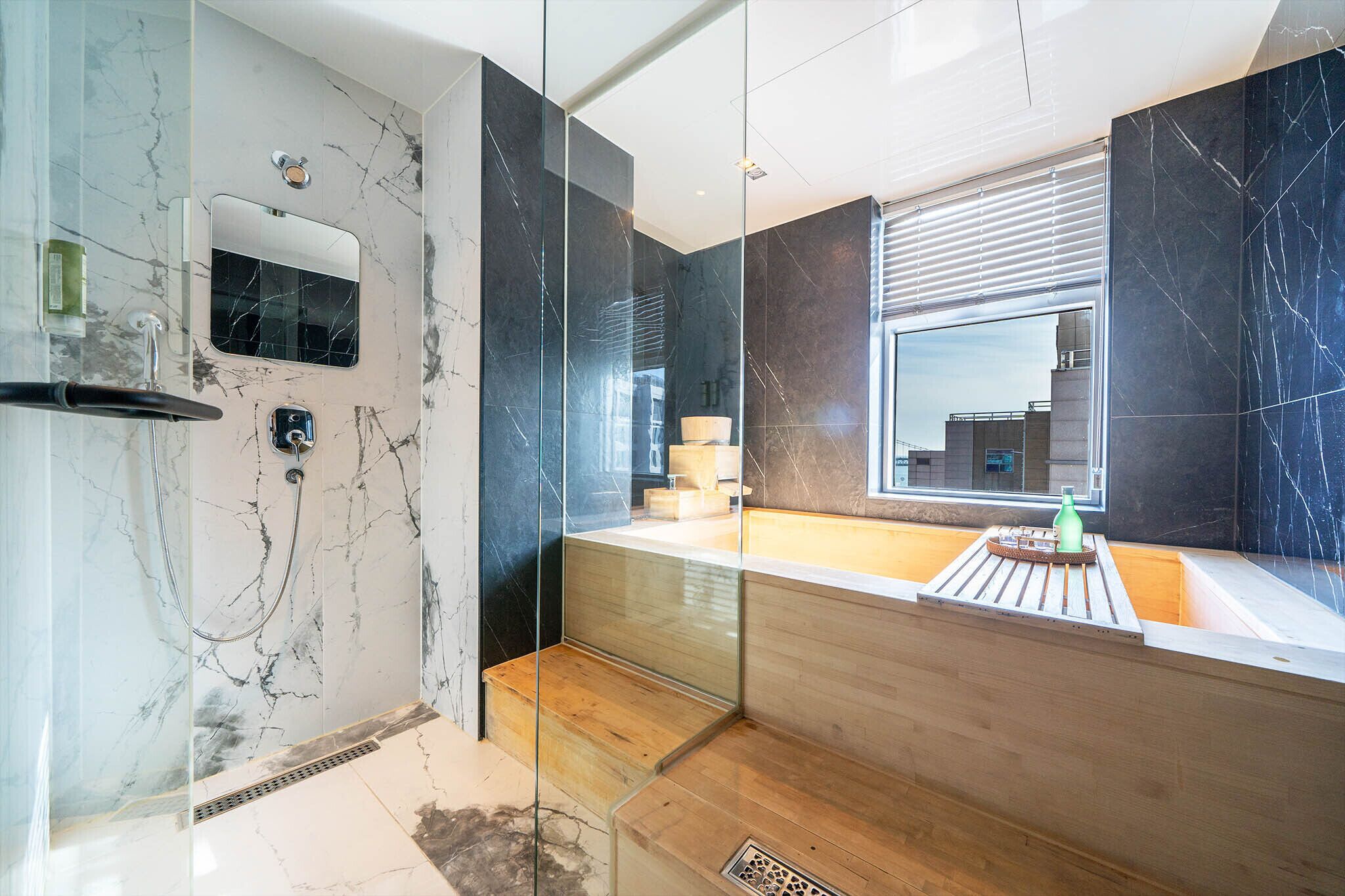 EOE | Phòng tắm | Bồn tắm và buồng tắm vòi sen riêng, bồn tắm ngâm, máy sấy tóc 