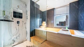 EOE | Banheiro | Banheira e chuveiro separados, banheira de imersão, secador de cabelo