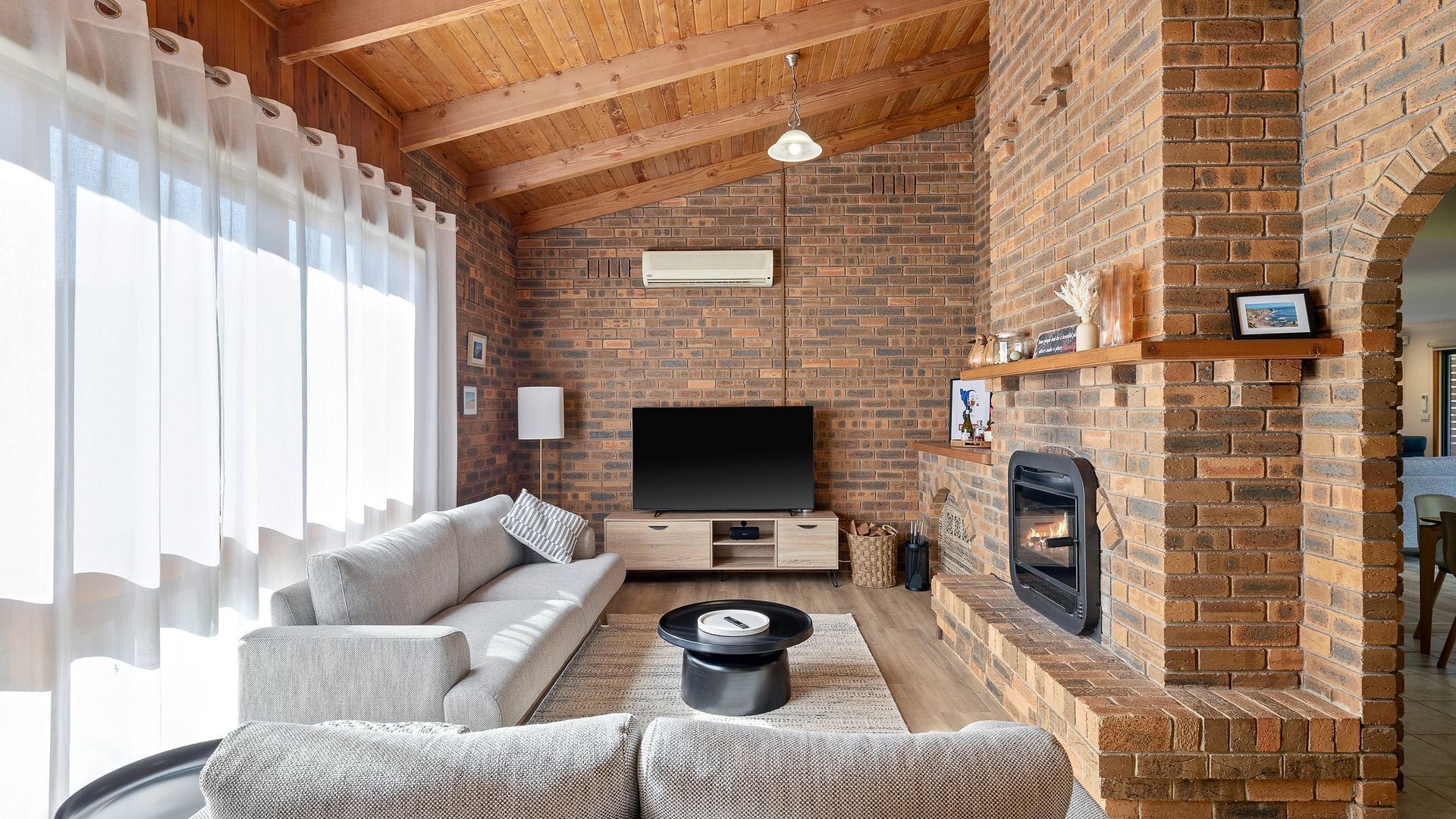 Fernseher, Kamin, Tischtennisplatte