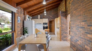 ثلاجة، ميكروويف، فر�ن، موقد طهي مسطح