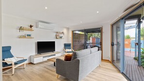 تلفزيون، مدفأة، تنس طاولة