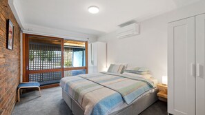4 chambres, fer et planche à repasser, lit de bébé portatif