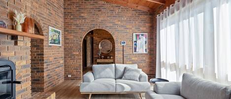 TV, lareira, mesa de pingue-pongue