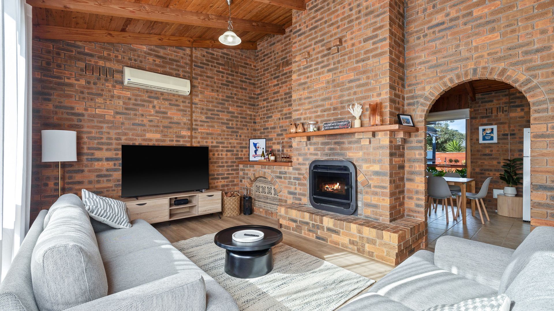 Fernseher, Kamin, Tischtennisplatte