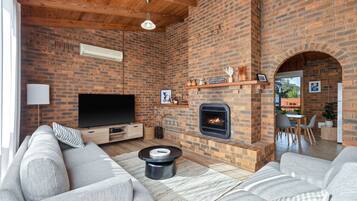 Fernseher, Kamin, Tischtennisplatte