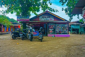 A small roadside shop with a signboard advertising 'Nusa Sari' and 'Dukula 24 Jam'. - Hotel O Nusasari Guest House (Sukabumi)
