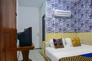Economy Double Room | Laptop workspace, bed sheets - Hotel O Nusasari Guest House (Sukabumi)