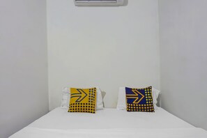 Economy Double Room | Laptop workspace, bed sheets - Hotel O Nusasari Guest House (Sukabumi)