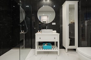 Een douche, shampoo