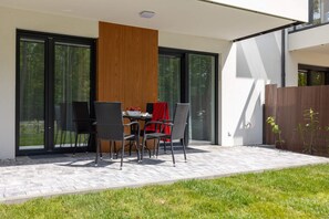 Outdoor dining - Jasna 9B | Stylish Apartment | Close to the Sea (Miedzywodzie)