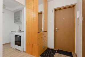 Fridge, microwave, oven, stovetop - Comfortable Apartment in the Center | Balcony and Air Conditioning (Warszawa)