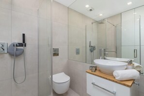 Douche, sèche-cheveux, serviettes fournies, shampoing