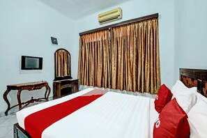 Habitación Deluxe doble | Espacio para trabajar con un portátil y ropa de cama