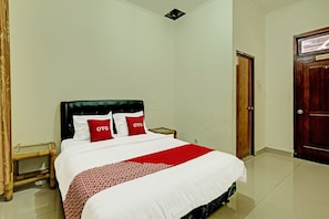 Deluxe Double Room | Laptop workspace, bed sheets