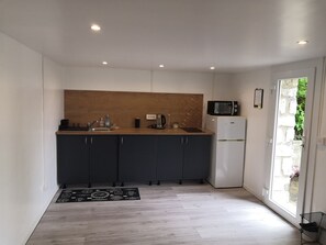 Kühlschrank, Mikrowelle, Herdplatte, Wasserkocher mit Kaffee-/Teezubehör