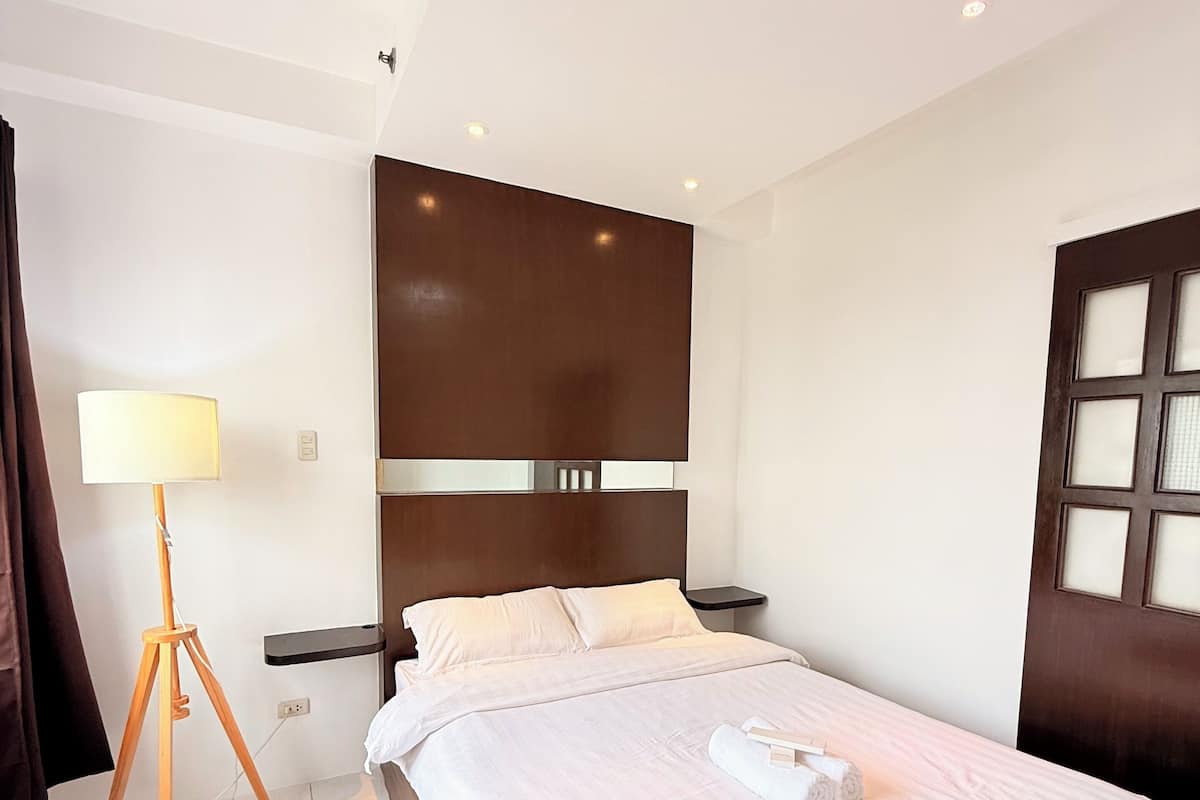 Condo urbano, 1 cama Queen size, vista a la ciudad | 1 habitación, escritorio y espacio para trabajar con laptop