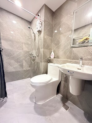 Comfort Condo, Private Bathroom, City View | Bathroom | Shower, free toiletries, hair dryer, slippers - Malate Bayview Mansion (Manila)