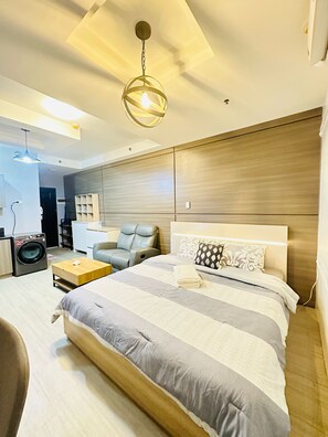 Comfort Condo, City View | 1 bedroom, premium bedding, down comforters, desk - Malate Bayview Mansion (Manila)