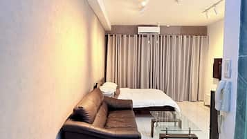 Comfort-Apartment, eigenes Bad, Stadtblick | 1 Schlafzimmer, hochwertige Bettwaren, Daunenbettdecken, Schreibtisch