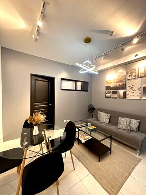 Apartament Comfort, 1 dormitori, vistes al mar | Sala d'estar | Televisor de 55 polzades amb canals digitals