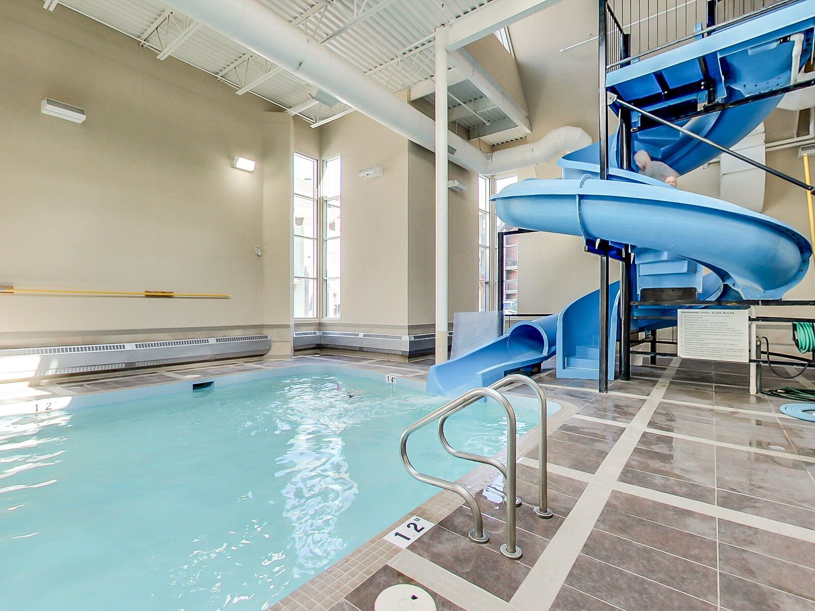 1 BDRM Mountain Haven: Pool! Hot tub! Waterslide!