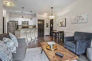 Una Smart TV, una chimenea, videojuegos