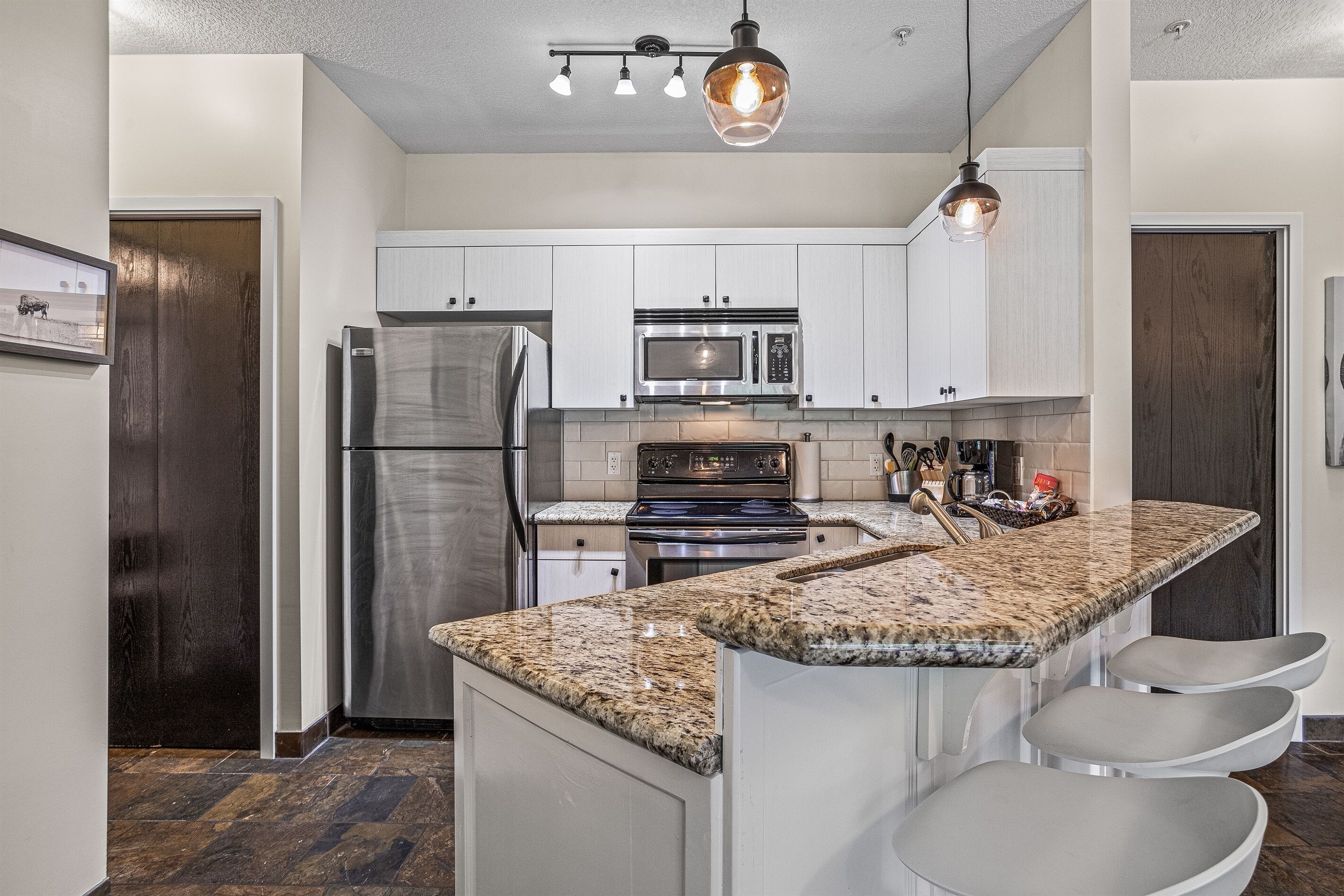 1 BDRM Mountain Haven: Pool! Hot tub! Waterslide!