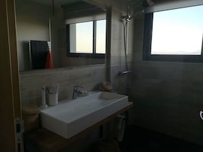 Shower, eco-friendly toiletries, hair dryer, towels - Maison de ZOE (saint restitut)