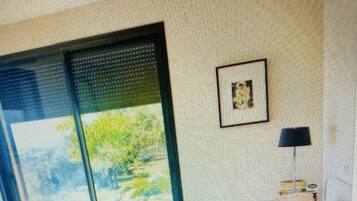 4 bedrooms, desk, iron/ironing board, free WiFi