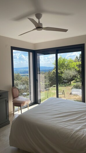 4 bedrooms, desk, iron/ironing board, free WiFi