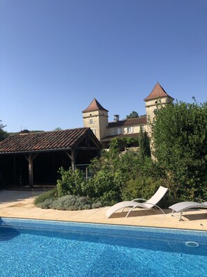Una piscina al aire libre
