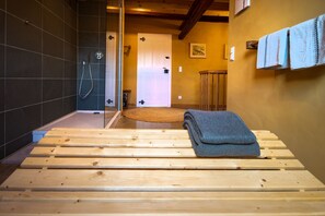 Dusche, Haartrockner, Handtücher, Seife