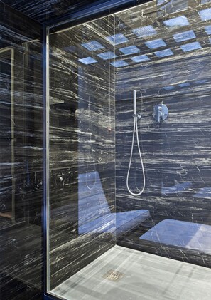 Douche, sèche-cheveux, bidet, serviettes fournies