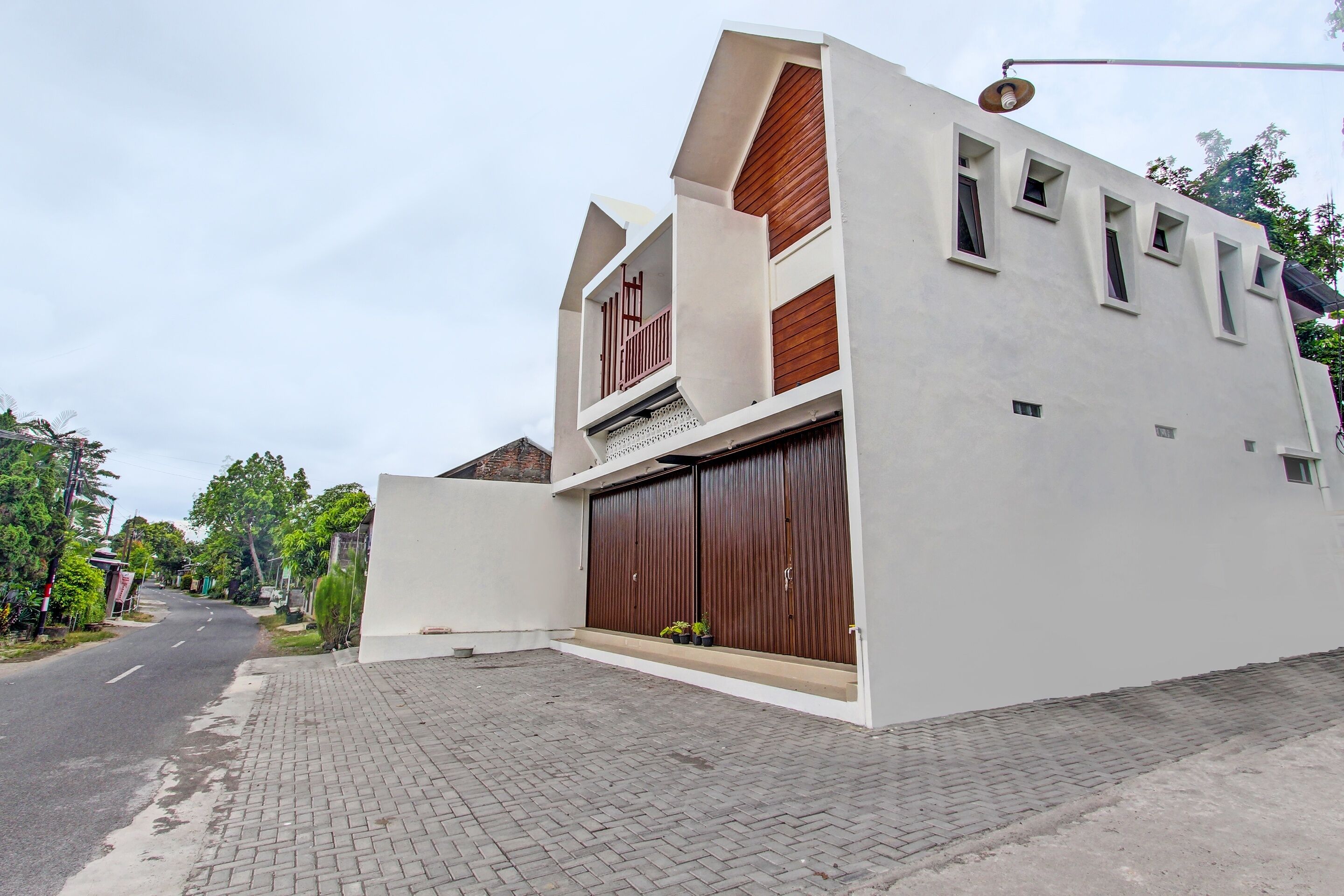 Vista frontal de la propiedad