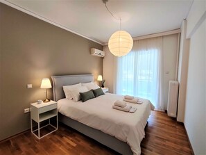 2 habitaciones, escritorio y tabla de planchar con plancha