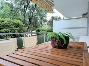 Outdoor dining - Vouliagmeni Iasonos Residence Central Stylish Flat (Βουλιαγμένη)