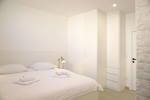 2 bedrooms, in-room safe, iron/ironing board, free WiFi