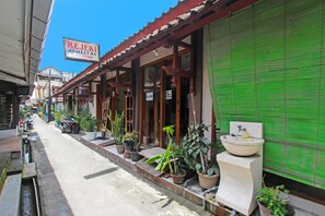 Front of property - SPOT ON 91911 Rejeki Homestay Syariah Malioboro (Yogyakarta)