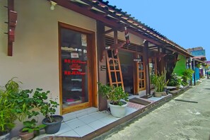 Front of property - SPOT ON 91911 Rejeki Homestay Syariah Malioboro (Yogyakarta)