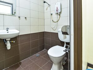 Laptop workspace, free WiFi, bed sheets - SPOT ON 91911 Rejeki Homestay Syariah Malioboro (Yogyakarta)