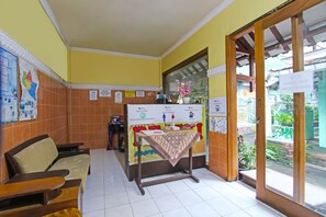 Reception - SPOT ON 91911 Rejeki Homestay Syariah Malioboro (Yogyakarta)