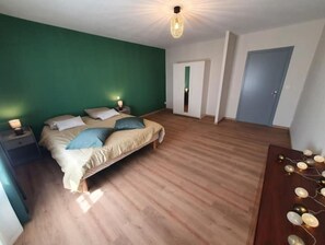 1 chambre, fer et planche à repasser, draps fournis