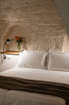 1 bedroom, desk, WiFi, bed sheets