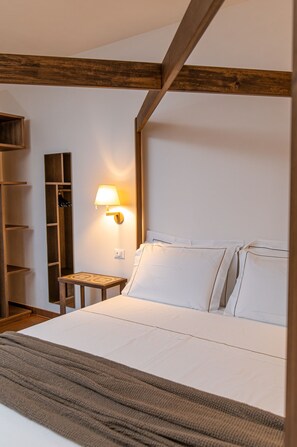 1 bedroom, desk, WiFi, bed sheets