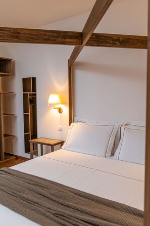 1 bedroom, desk, WiFi